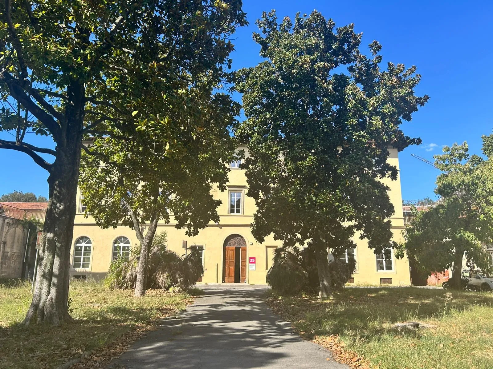 La sede del centro nel complesso di San Salvi, vista dal viale alberato che porta all'ingresso